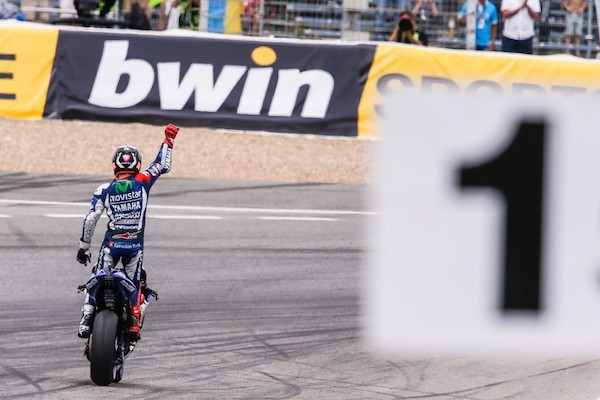 MotoGP 2015: Lorenzo mung sinh nhat bang chien thang-Hinh-5